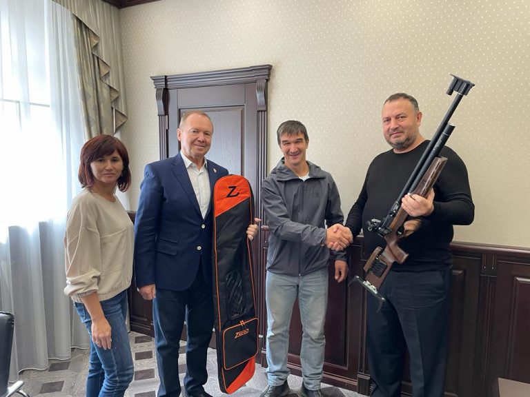 «Не только шашки и борьба, теперь и биатлон»: СРТОО «Дуслык» подарил первую винтовку «Федерации биатлона Самарской области»