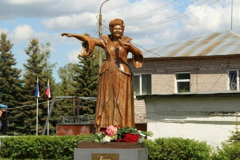 Башкортстанда Хәния Фәрхигә куелган һәйкәлне алганнар