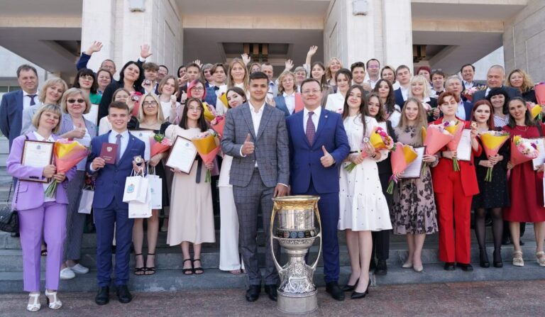 Тахир Мингачев был гостем на встрече, которую губернатор Дмитрий Азаров провел с лучшими выпускникам средних школ