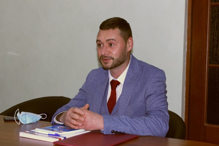 Директору ГКУСО «Дом дружбы народов» Игорю Викторовичу Бурову!