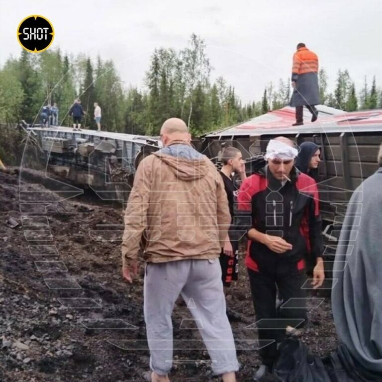 Комида пассажир поезды рельслардан чыгып ауган: вагоннарда 200дән артык кеше булган