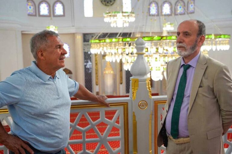 Татарстан Рәисе Рөстәм Миңнехановның Симферопольнең Җәмигъ мәчетендә булуы