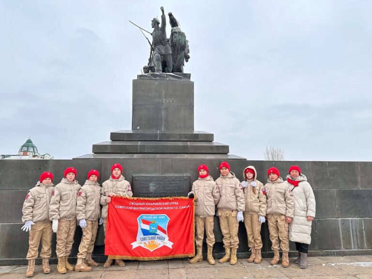 Юнармейцы отряда «Батырлар» в составе сводного парадного расчета Советского района прошли торжественным маршем по площади Куйбышева