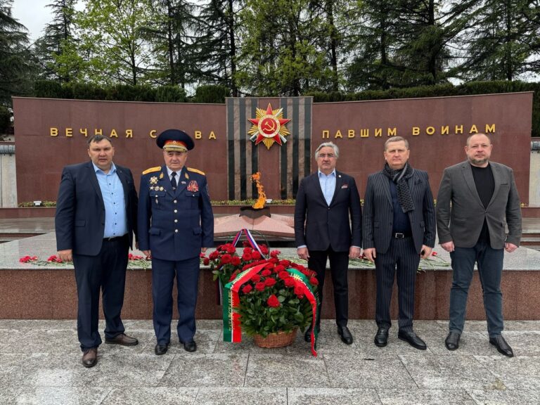 ВАСИЛЬ ШАЙХРАЗИЕВ ВОЗЛОЖИЛ ЦВЕТЫ К ВЕЧНОМУ ОГНЮ В Г.СОЧИ