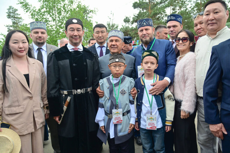 Минниханов стал зрителем шашечного состязания на Сабантуе в Якутии