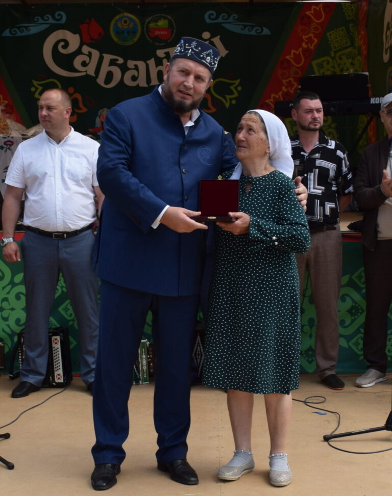 Хөрмәтле укытучылар!Сезне ихлас күңелдән һөнәри бәйрәмегез – Укытучылар көне белән котлыйм!